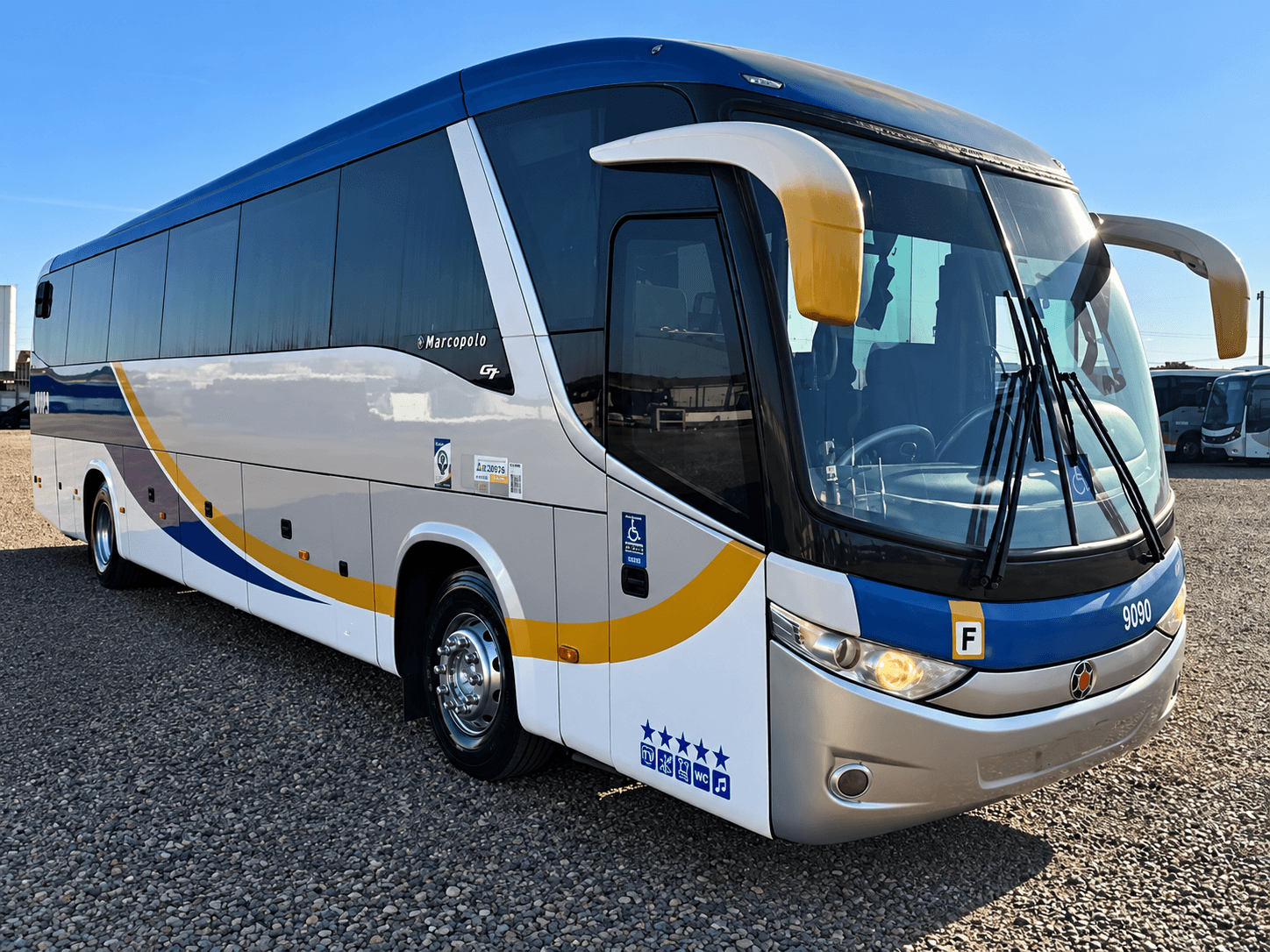 Ônibus G7 Convencional Executivo da Quality+ visto pela frente e lateral